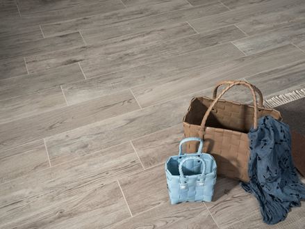 Modne torby na modnej podłodze imitującej drewno