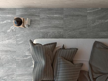 Salon z płytkami imitującymi granit Dolomit Silver – widok z góry