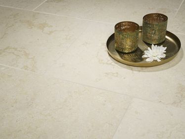 Płytki wapienne w kolorze Royal Beige z lampionami i złotą tacą