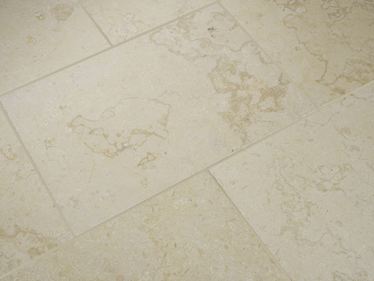Płytki wapienne Royal Beige, widok z góry pod skosem