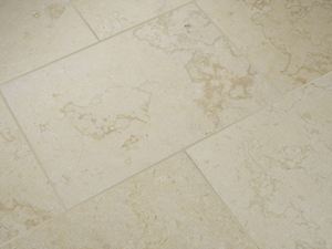 Płytki wapienne Royal Beige, widok z góry pod skosem