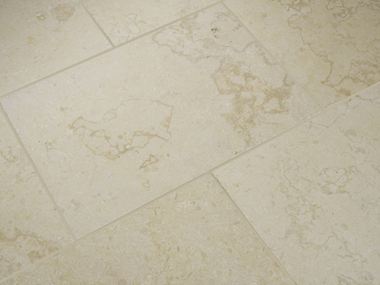 Płytki wapienne Royal Beige, widok z góry pod skosem