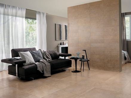 Część dzienna z płytkami z gresu porcelanowego Italian Beige na ścianach i podłodze