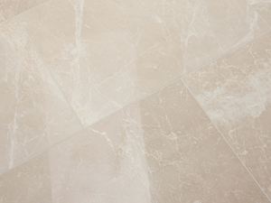 Ułożona płytka marmurowa Burdur Cream o polerowanej powierzchni i białych żyłkach na beżowym tle