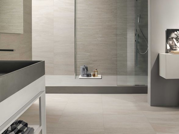 Łazienka wyłożona płytkami z gresu porcelanowego w kolorze Mountain Beige