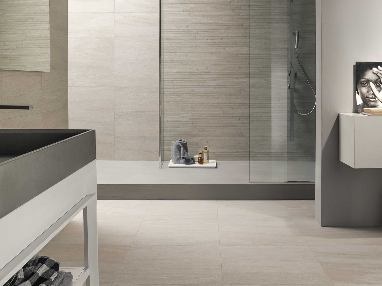 Łazienka wyłożona płytkami z gresu porcelanowego w kolorze Mountain Beige