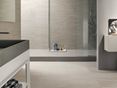 Łazienka wyłożona płytkami z gresu porcelanowego w kolorze Mountain Beige