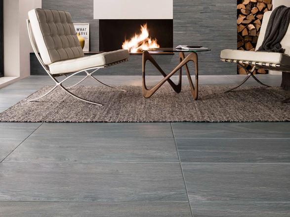 Salon wyłożony płytkami z gresu porcelanowego w kolorze Mountain Grey