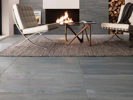 Salon wyłożony płytkami z gresu porcelanowego w kolorze Mountain Grey
