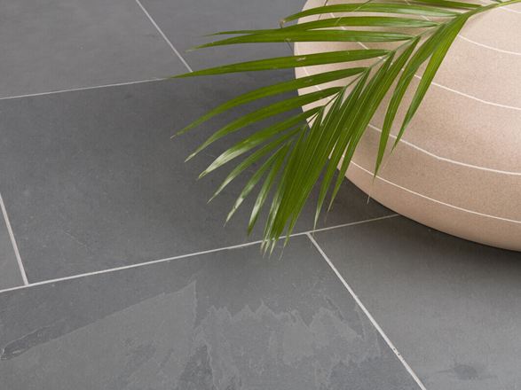 Płytki łupkowe Grey Slate z dekoracją i gałązką palmy
