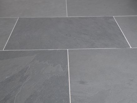 Płytki łupkowe Grey Slate widziane z perspektywy żaby
