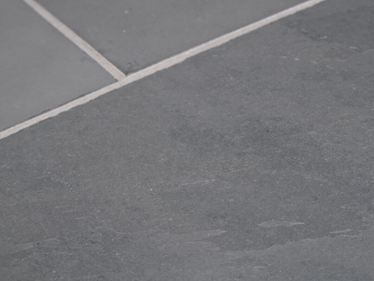 Płytki łupkowe Grey Slate – zbliżenie z jasnymi fugami