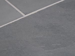 Płytki łupkowe Grey Slate – zbliżenie z jasnymi fugami