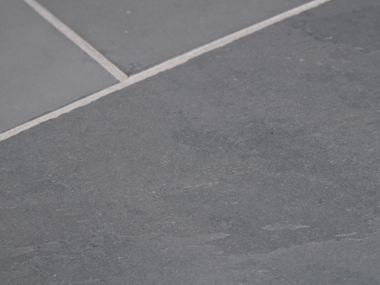 Płytki łupkowe Grey Slate – zbliżenie z jasnymi fugami