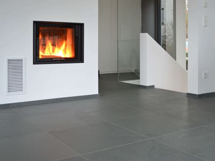 Płytki łupkowe Grey Slate ułożone przed kominkiem