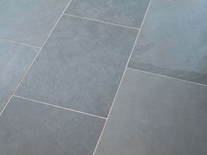 Ukośne zbliżenie na płytki łupkowe Grey Slate