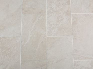 Płytki z gresu porcelanowego o wyglądzie łupka w kolorze Alpine Beige, większa powierzchnia