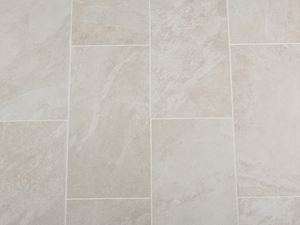 Płytki z gresu porcelanowego o wyglądzie łupka w kolorze Alpine Beige, większa powierzchnia