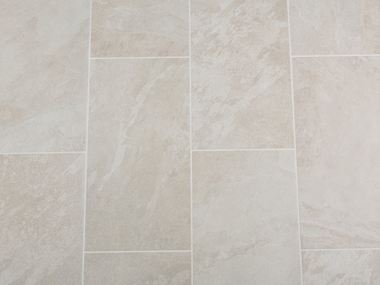 Płytki z gresu porcelanowego o wyglądzie łupka w kolorze Alpine Beige, większa powierzchnia