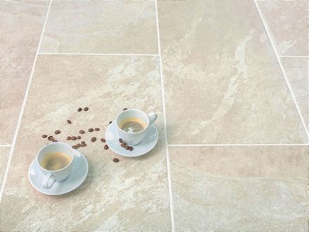 Płytki w kolorze Alpine Beige z motywem filiżanek do kawy i ziaren kawy