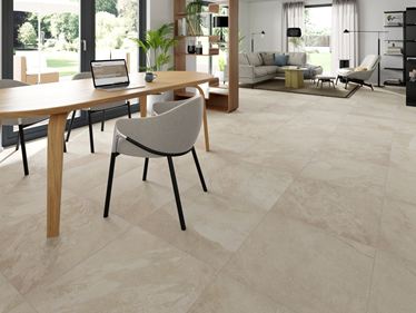 Płytki z gresu porcelanowego w kolorze Alpine Beige w salonie z krzesłami i stołem