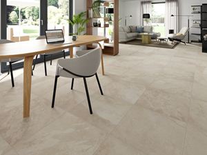 Płytki z gresu porcelanowego w kolorze Alpine Beige w salonie z krzesłami i stołem
