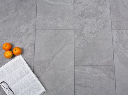 Płytki imitujące łupek Alpine Grey z pomarańczowymi akcentami