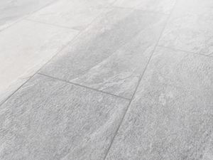 Płytki z gresu porcelanowego o wyglądzie łupka Alpine Grey z bliska