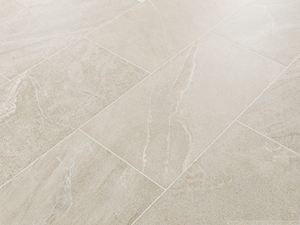 Zbliżenie na płytki z gresu porcelanowego imitujące łupek w kolorze Canyon Gold