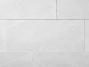 Zbliżenie na jasnoszare płytki z gresu porcelanowego imitujące łupek, z wąskimi fugami