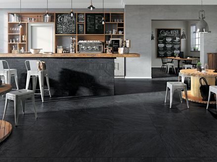 Strefa barowa wyłożona płytkami z gresu porcelanowego imitującego łupek New Moon