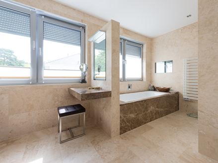 Elegancka łazienka z trawertynem Classic Light jako okładziną podłogową i ścienną