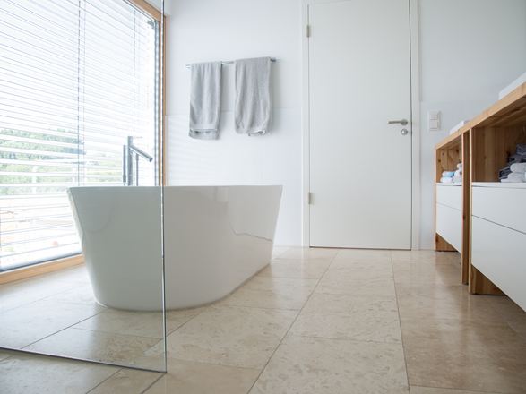 Nowoczesna łazienka z trawertynem Classic Light i wolnostojącą wanną