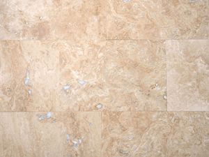 Płytki trawertynowe Ivory Classic z wąskimi fugami