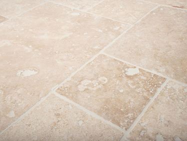 Płytki trawertynowe Ivory Cream o charakterystycznej strukturze porów