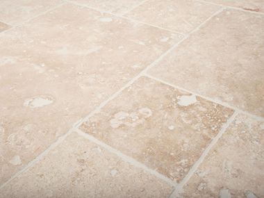 Płytki trawertynowe Ivory Cream o charakterystycznej strukturze porów
