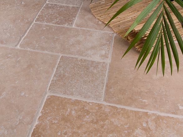 Płytki trawertynowe Medium, bębnowane, układ rzymski z motywem palmy