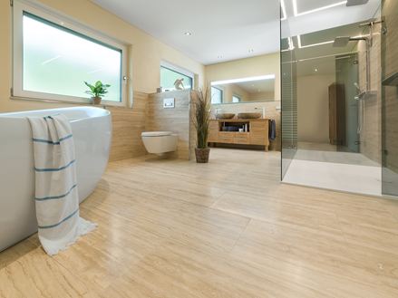 Płytki trawertynowe Natura w łazience z prysznicem