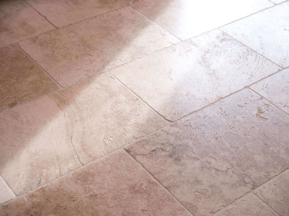 Płytki trawertynowe Rustic, ujęcie z boku z grą światła i cienia