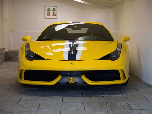 Żółte Ferrari na szarej płycie z piaskowca Kandla Grey