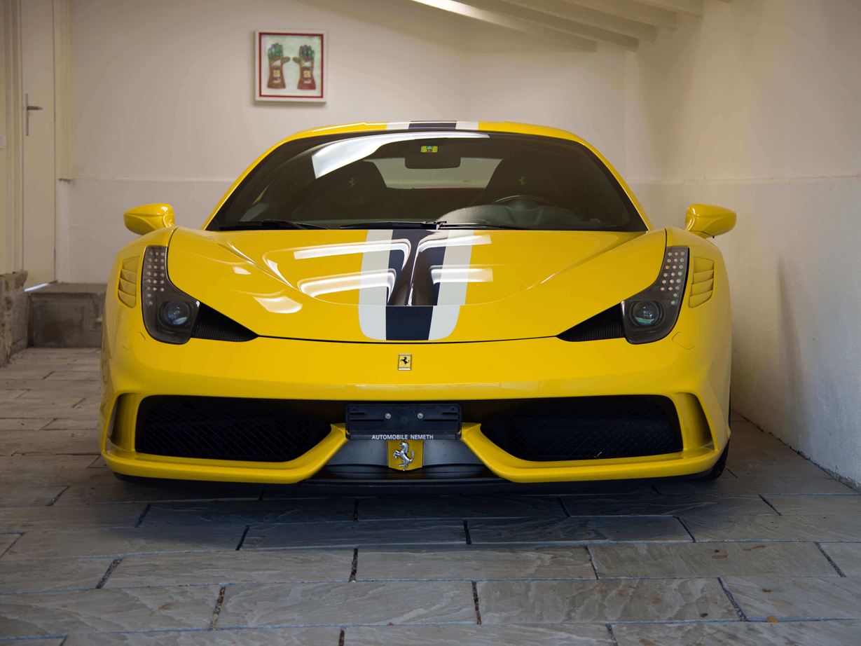 Żółte Ferrari na szarej płycie z piaskowca Kandla Grey
