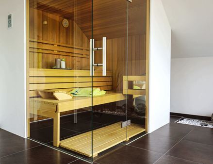 Sauna wyłożona płytkami z kamienia naturalnego