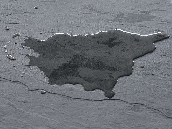 Ciemna płytka łupkowa z kałużą wody