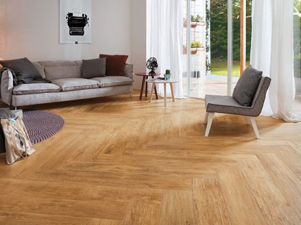 id1250 salon z widokiem na ogród, podłoga z płytek imitujących drewno w kolorze Urban Honey