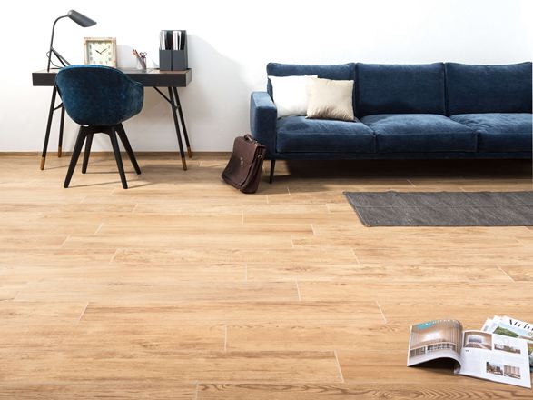 Salon wyłożony płytkami z gresu porcelanowego Urban Honey