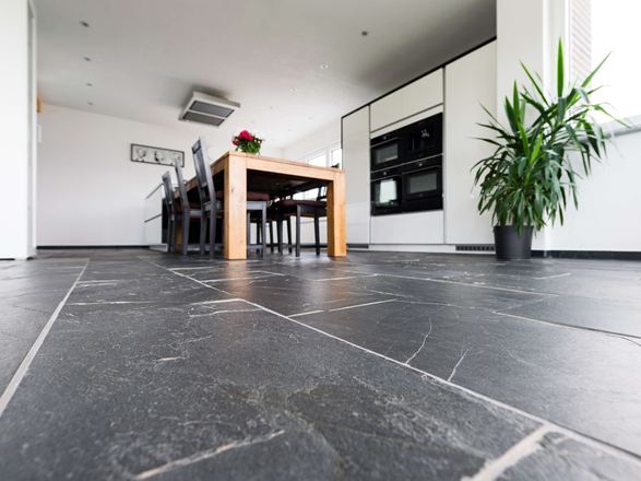 Widok z perspektywy żaby na podłodze łupkowej Black Rustic