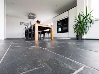 Widok z perspektywy żaby na podłodze łupkowej Black Rustic