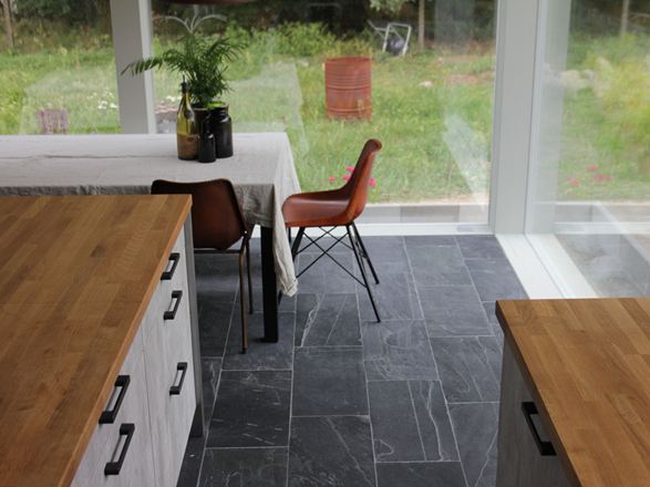 Zdjęcie klienta przedstawiające płytki łupkowe Black Rustic na wyspie kuchennej