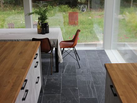 Zdjęcie klienta przedstawiające płytki łupkowe Black Rustic na wyspie kuchennej