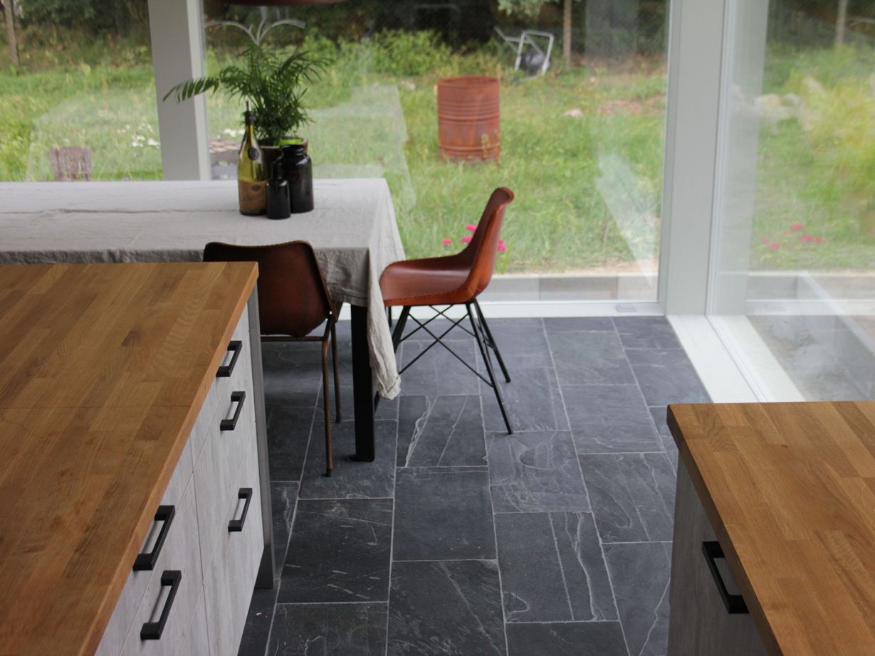 Zdjęcie klienta przedstawiające płytki łupkowe Black Rustic na wyspie kuchennej